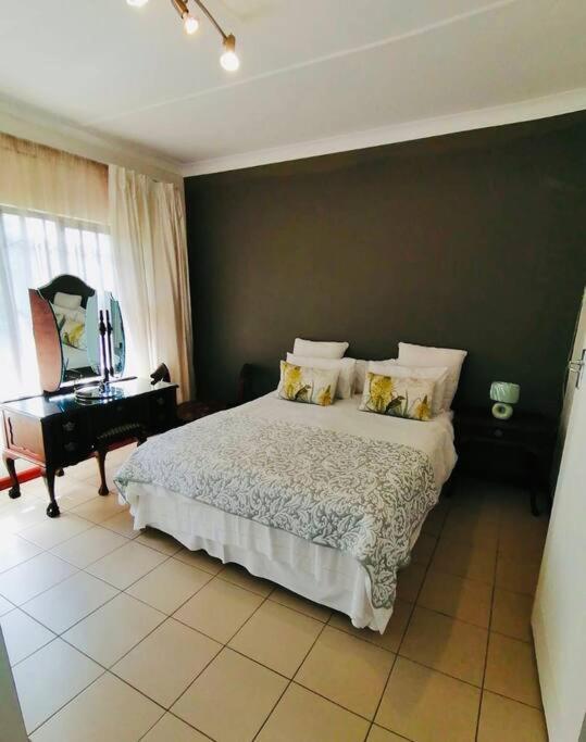 Garden And Park Leisure On Tugela Apartment เบโนนิ ภายนอก รูปภาพ